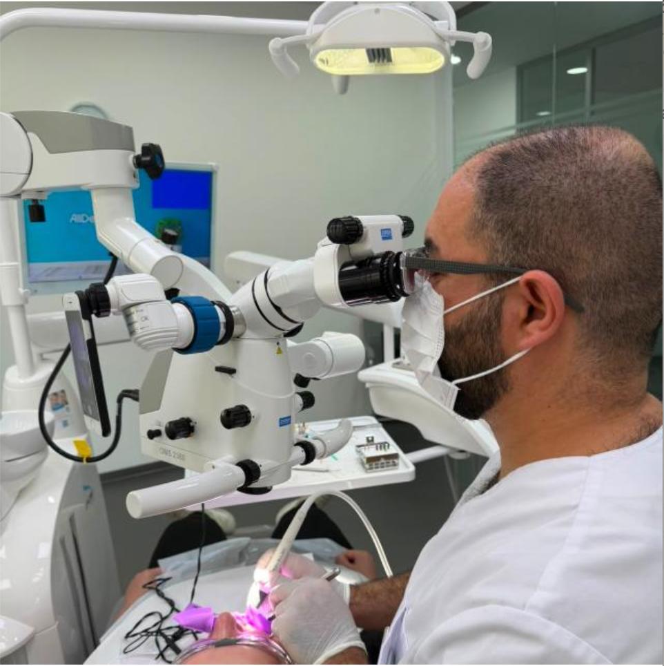 Zahnärztliche Behandlung unter dem Dentalmikroskop